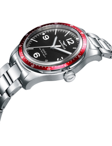 Reloj Sandoz 81501-54 negro con bisel rojo y brazalete de acero, vista frontal - Imagen 2
